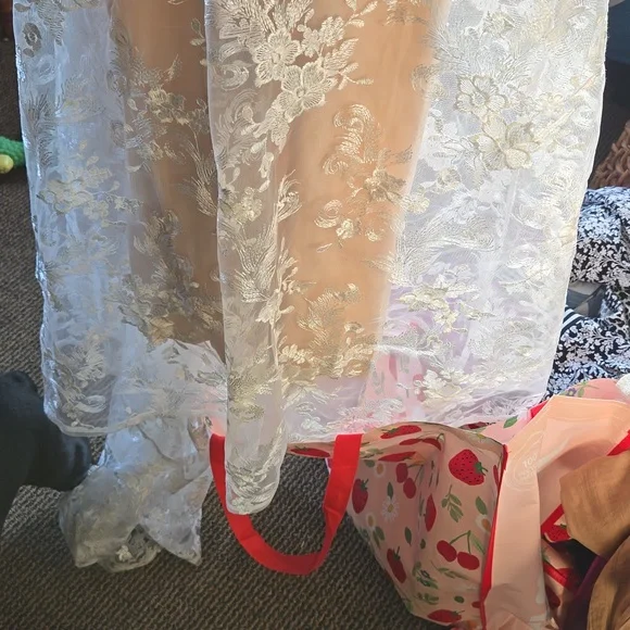 Elegant Lace Wedding Dress in Cream - Picture 9 of 9